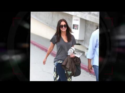 VIDEO : Megan Fox a une tenue décontractée et pose avec des fans à l'aéroport de Los Angeles