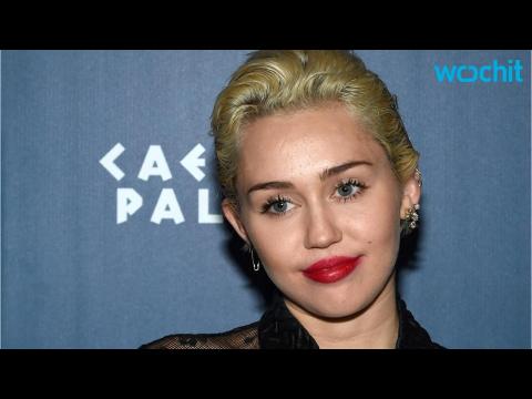 VIDEO : Miley Cyrus Celebrates the Single Life With Kisses