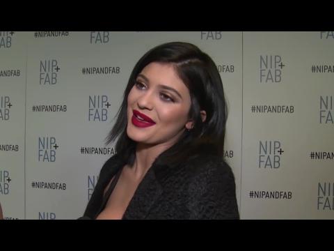 VIDEO : Kylie Jenner assume sa prise de poids en maillot de bain !