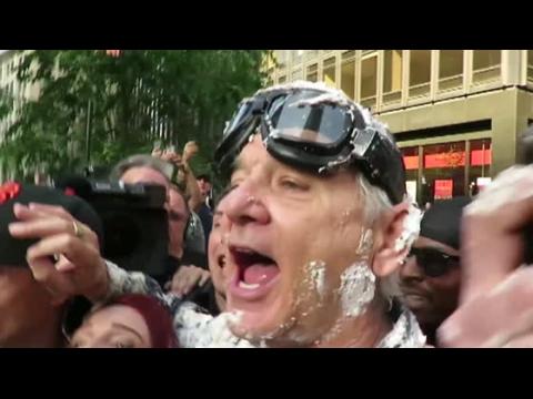 VIDEO : Bill Murray is Covered in Cake and in High Spirits After Drinking With Letterman