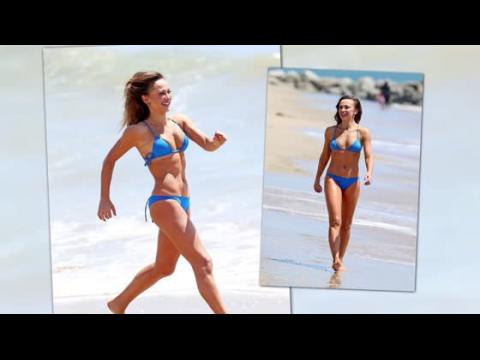 VIDEO : Karina Smirnoff dans un petit bikini bleu  Malibu