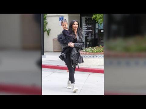 VIDEO : Kim Kardashian emmène sa fille à une leçon de danse