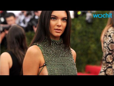 VIDEO : Met Gala Rule Breakers! Kendall Jenner Posts Bathroom Selfie With 7 Model Pals