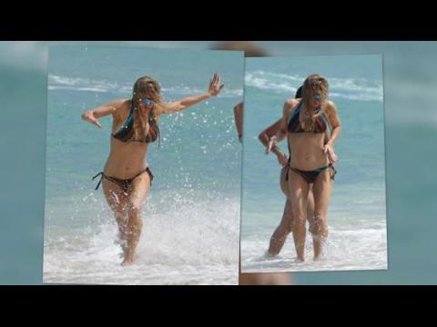 VIDEO : Fergie Stuns in a Bikini on the Beach in Florida
