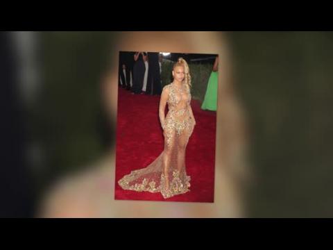 VIDEO : Beyonc Stuns at Met Gala, Jay Z Escapes Unscathed