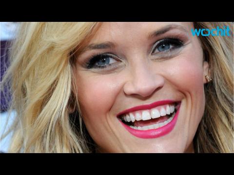 VIDEO : Reese Witherspoon Wears Sexy Dress, Has Blonde Moment When David Letterman Jokes About Daugh