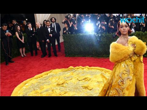 VIDEO : Baffled By Rihanna's Yellow Cape