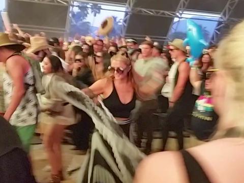 VIDEO : Exclu Vido : Paris Hilton : quand la DJette se lche  Coachella...