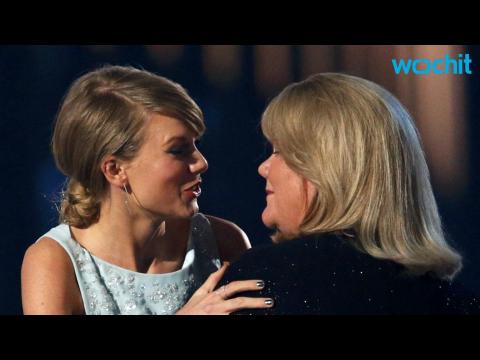 VIDEO : Taylor Swift's Mom Presents Daughter With Award After Cancer Diagnosis