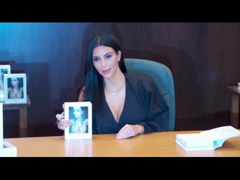 VIDEO : Kim Kardashian rend un fan heureux à une séance de dédicaces