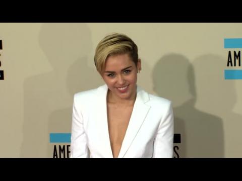 VIDEO : Miley Cyrus Says She's Finally Okay With Being Alone