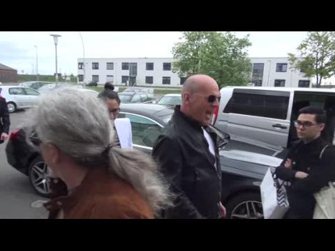 VIDEO : Bruce Willis Freaks Out at Photographers in Berlin