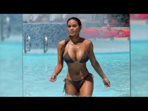 VIDEO : Daphne Joy se dtend au bord d'une piscine  Las Vegas