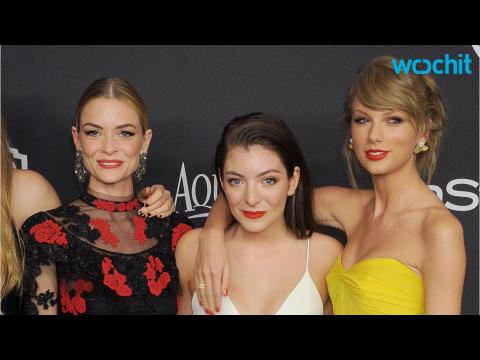 VIDEO : Taylor Swift Feels Jaime King's Baby Kick, Plus Did She Give Away the Sex of Her Second Chil