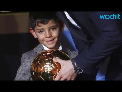 VIDEO : Cristiano Ronaldo Drills Son on Crunches