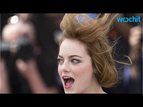 VIDEO : Emma Stone Battles Windy Weather at Cannes With a Big Smile