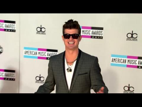 VIDEO : Robin Thicke Tells Dad to Return His Music After 'Freaky Sex' Comments