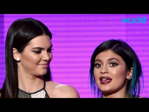 VIDEO : Kendall and Kylie Jenner Get Booed, Kanye West Censored at 2015 Billboard Music Awards