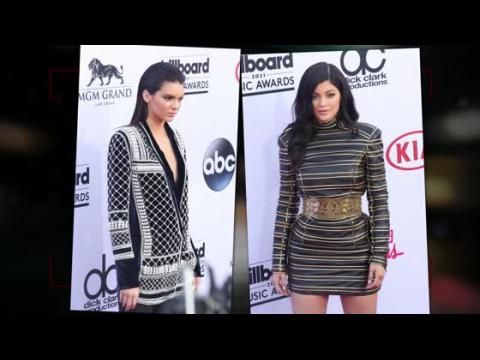 VIDEO : Kendall and Kylie Jenner Booed at Billboard Music Awards