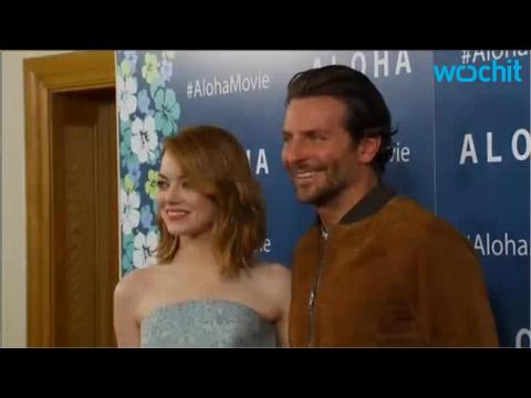 VIDEO : Emma Stone and Bradley Cooper Can't Stop Giggling on the Aloha Red Carpet