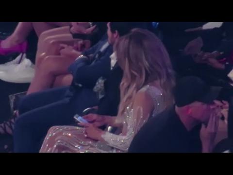 VIDEO : Jennifer Lopez Scrolls Through Phone During Mariah Carey Performance