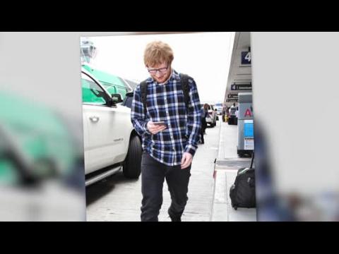 VIDEO : Ed Sheeran, ensommeillé, atterrit à Los Angeles