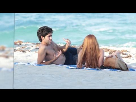 VIDEO : Adrian Grenier Relaxes in Miami Beach With Mysterious Beauties