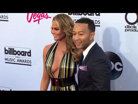 VIDEO : John Legend Gains 5 Pounds From Wife Chrissy Teigen's Cooking