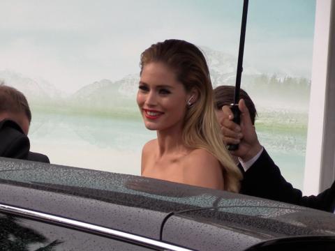 VIDEO : Exclu Vido : Cannes 2015 : Doutzen Kroes, splendide  la sortie du Martinez !