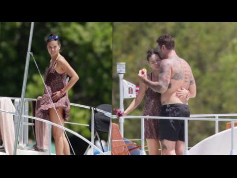 VIDEO : Adriana Lima Relaxes With Hunky Boyfriend On A Boat in Miami