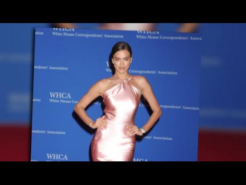 VIDEO : Irina Shayk Looks Perfect In Pink At The White House Correspondents Dinner