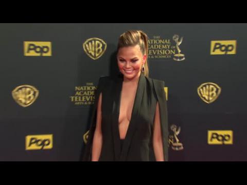 VIDEO : Chrissy Teigen Sports Plunging Neckline At The Daytime Emmy Awards