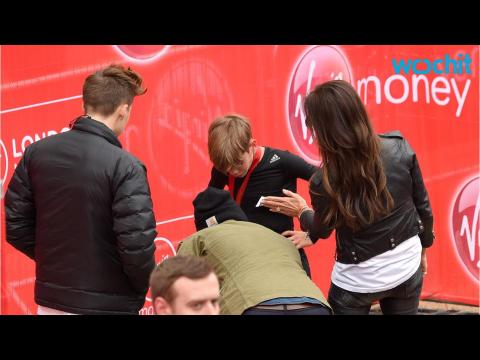 VIDEO : Victoria Beckham and Family Support Romeo as He Completes the Junior London Marathon