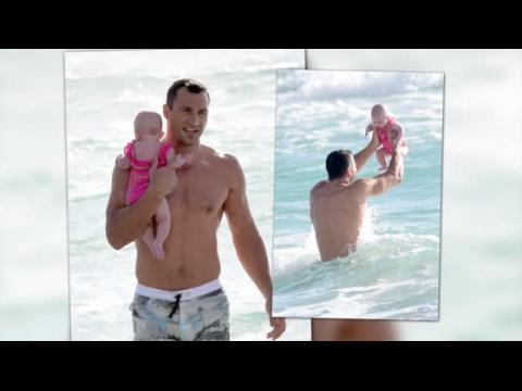VIDEO : Wladimir Klitschko emmne sa fille Kaya  la plage