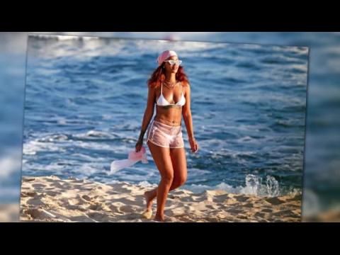 VIDEO : Rihanna Dazzles Hawaii in Her Bikini
