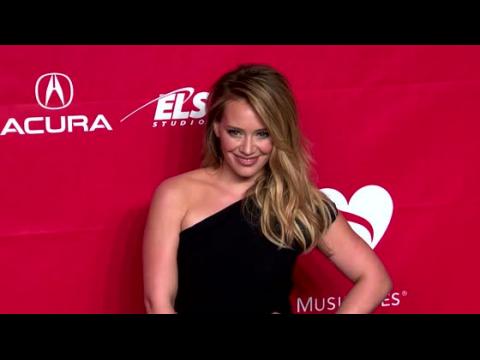VIDEO : Swipe Right! Hilary Duff is On Tinder