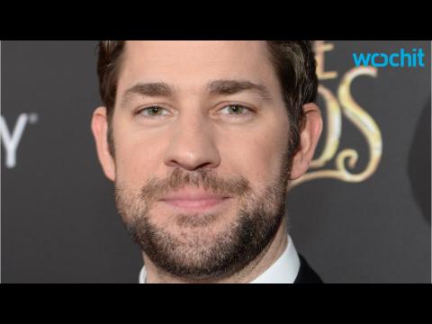 VIDEO : John Krasinski Shimmies Out of a Suit and Into a Fringe Dress to Perform