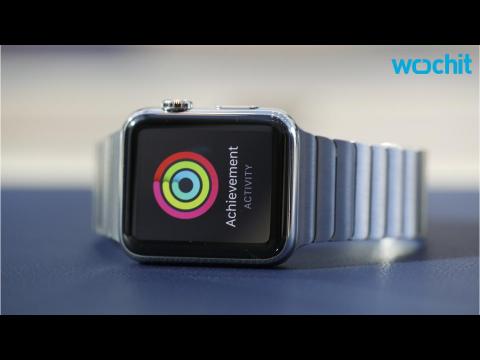VIDEO : J.J. Abrams Shows Off Apple Watch at Star Wars Celebration