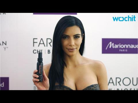 VIDEO : Kim Kardashian Flaunts Major Cleavage in Sexy Wrap Dress in Paris