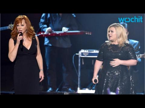VIDEO : Reba McEntire Explains How She Bonded With Kelly Clarkson's Baby, Thinks All Kids Need