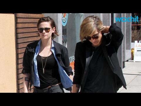 VIDEO : Kristen Stewart and Alicia Cargile Kick Back and Relax at Coachella
