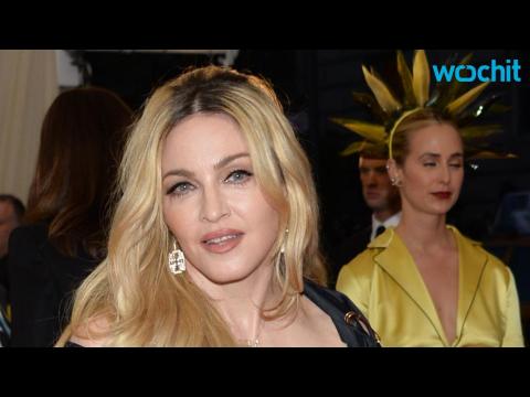 VIDEO : Madonna Is Wearing Moschino on the Met Gala 2015 Red Carpet