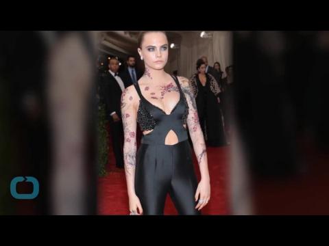 VIDEO : Cara Delevingne Rocks Skintight Pants, Bra and Body Paint at 2015 Met Gala
