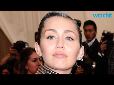 VIDEO : Miley Cyrus Shows Off Blue and Green Hairstyle at Met Gala