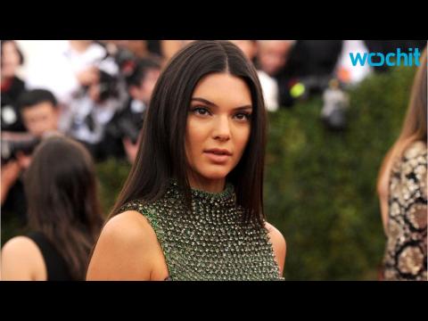 VIDEO : Kendall Jenner Flaunts Major Side Boob at 2015 Met Gala
