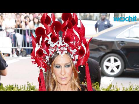 VIDEO : Sarah Jessica Parker Sports Another Amazing Headdress to the 2015 Met Gala--Wait Until You S