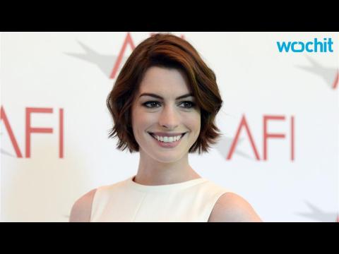 VIDEO : Anne Hathaway Wore a Gold Hoodie to the Met Gala