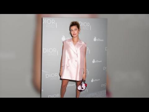 VIDEO : Hailey Baldwin dvoile ses jambes en Dior