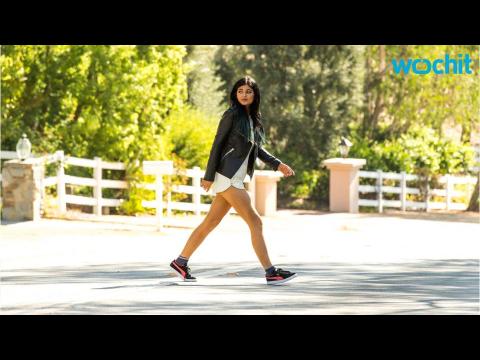 VIDEO : Kylie Jenner Takes a Takes a Tumble While Jogging With Kendall
