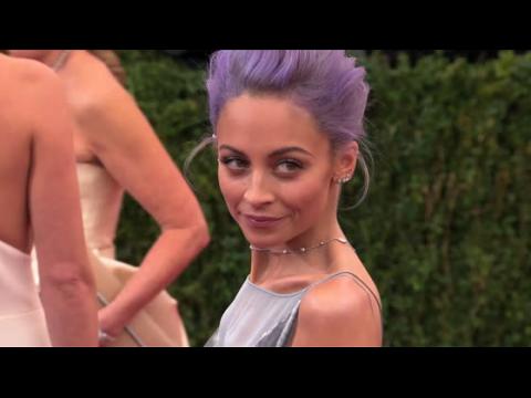 VIDEO : Nicole Richie Is Queen Of The Rainbow With Unicorn Hair